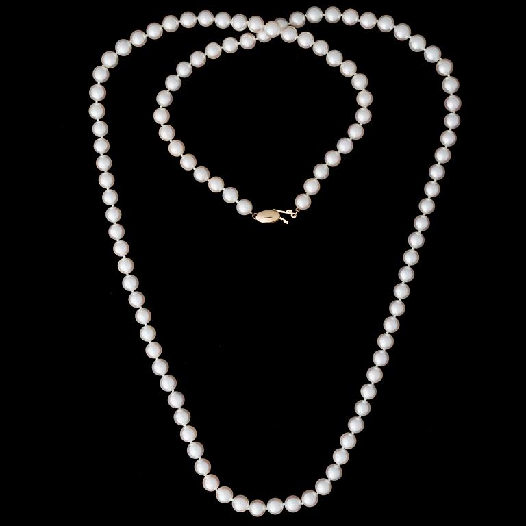 A PEARL NECKLACE, Tiffany & Co., cultured Akoya pearls, clasp 18K gold.