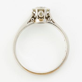 Ring 18K vitguld med en rund briljantslipad diamant.