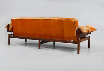 SOFFA SAMT FÅTÖLJER, ett par, "MP 13", Percival Lafer, MP Lafer, omkring 1970. CITES-intyg medföljer.