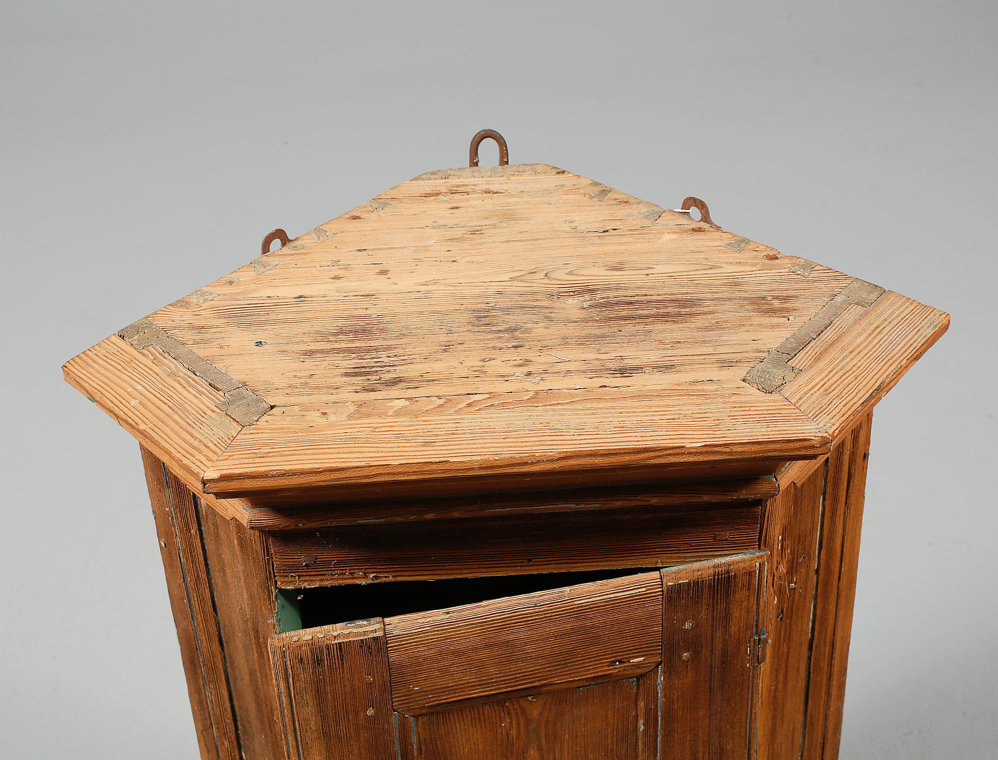HÄNGSKÅP, 1800-tal.