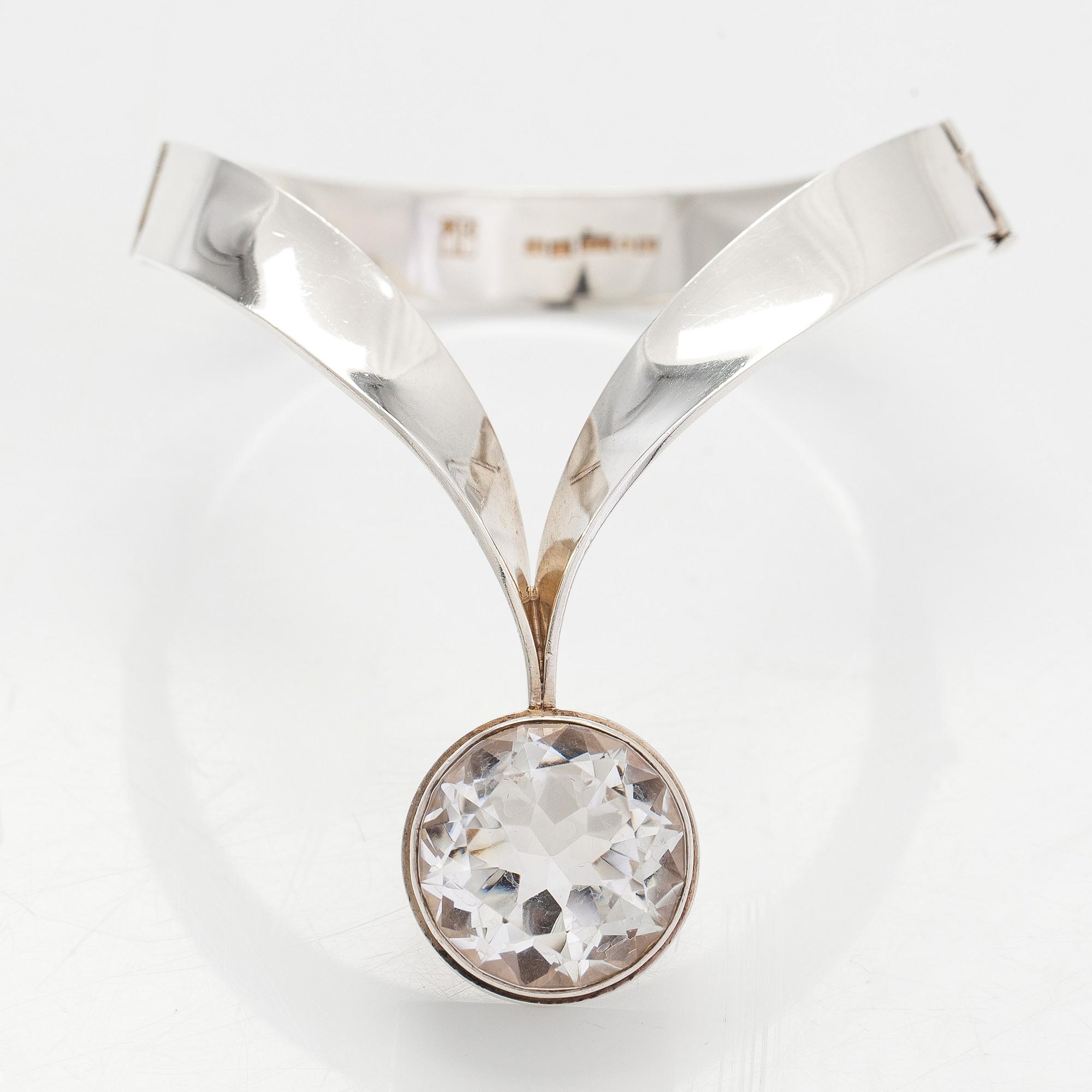 Kaulaketju ja rannekoru, viistehiotut vuorikristallit, hopeaa, Kaunis Koru 1972.