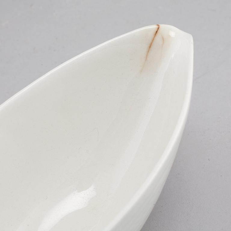 34 pieces of porcelain tableware by Hertha Bengtson for Rörstrand, model "Blå eld", second half of the 20th century.