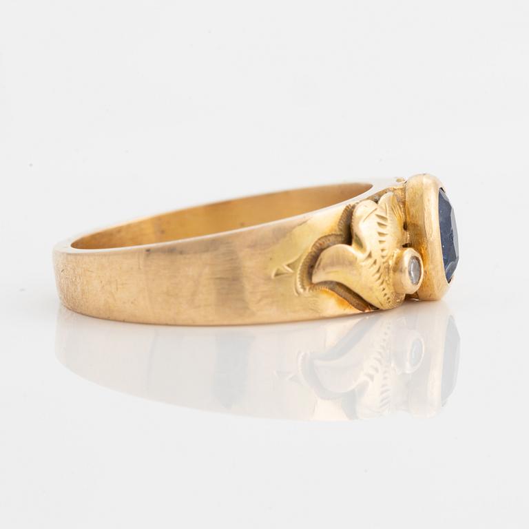 Ring, guld med blå sten och briljantslipade diamanter.