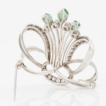 Brooch in 18K white gold with emeralds and round brilliant-cut diamonds.