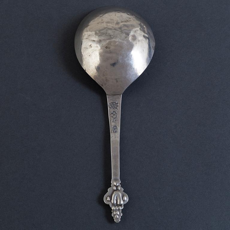 JOHAN SÖDERDAHL, supsked med kerubknopp, silver, Söderköping 1765.