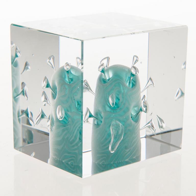 OIVA TOIKKA, AN ANNUAL CUBE, glass, signed Oiva Toikka Nuutajärvi marked 117.