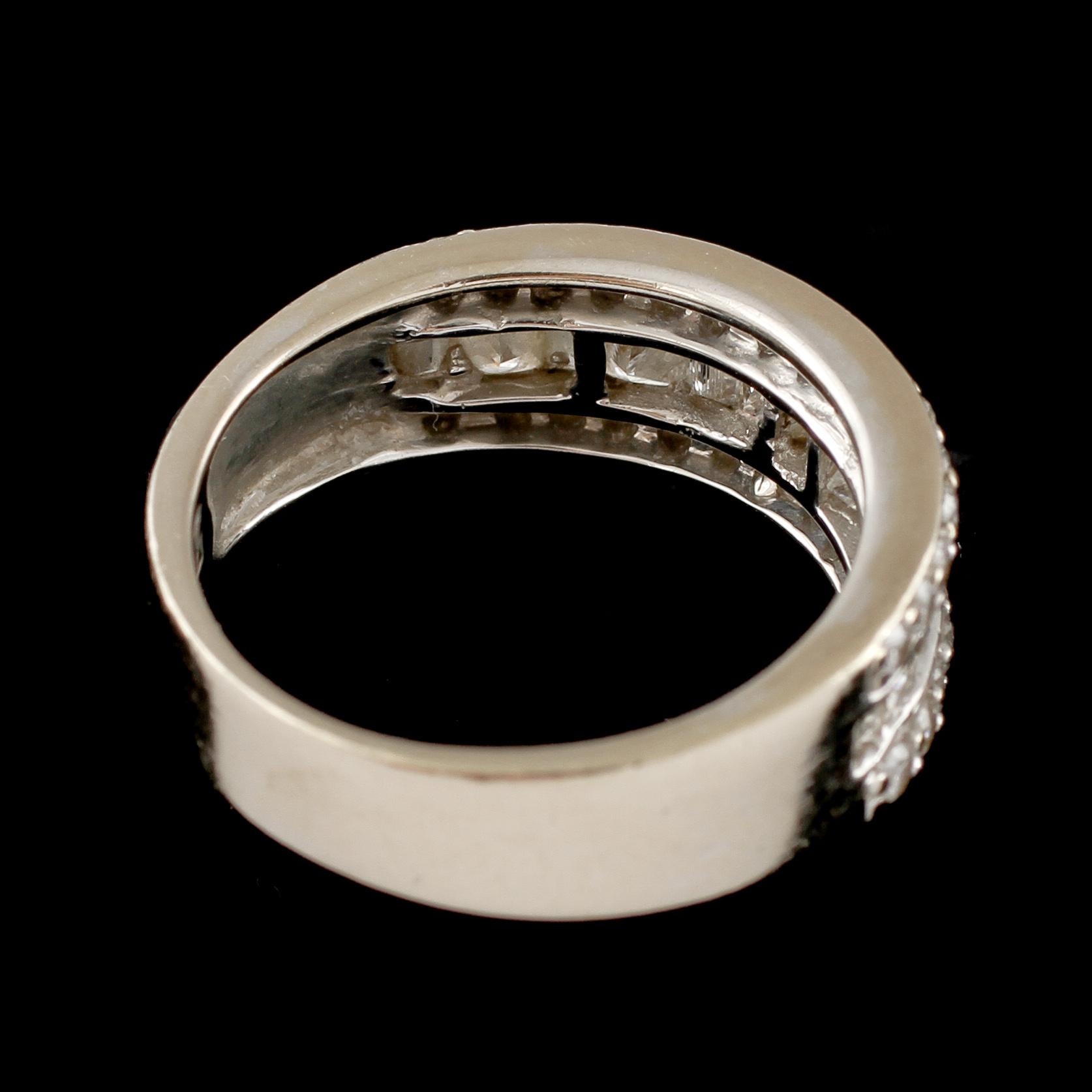 RING, 18k vitguld med 30 briljantslipade och 13 fasettslipade diamanter, Iduna,  Varberg, 2000-tal. Vikt 6 g.