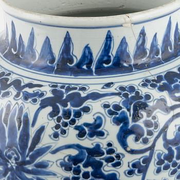 A large blue and white lotus jar with cover, Qing dynasty, Kangxi (1662-1722).