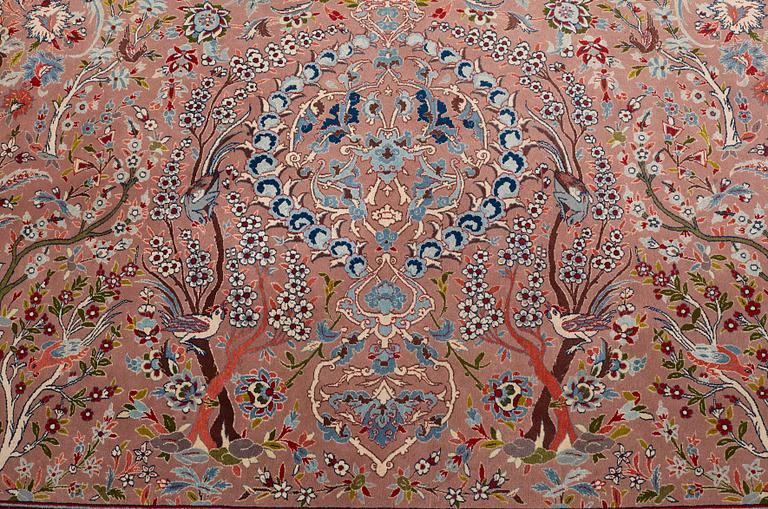 A CARPET, Old Esfahan, ca 416 x 305 cm (+ the ends have 5,5 and 7 cm flat weave).