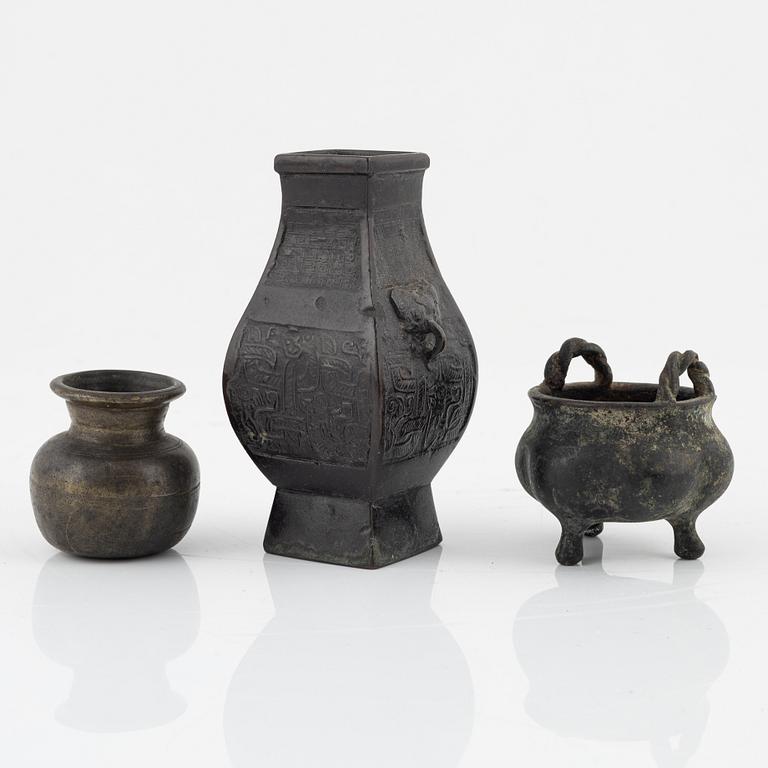 A set of three Chinese miniature bronzes, 17th/19th Century.