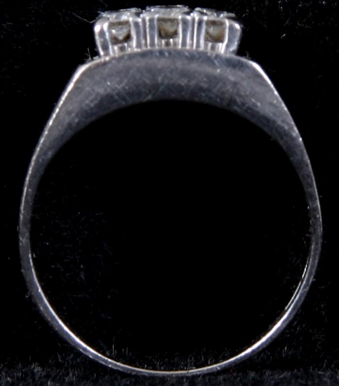 RING, vitguld samt 9 briljanter. Tot vikt 7 gram.