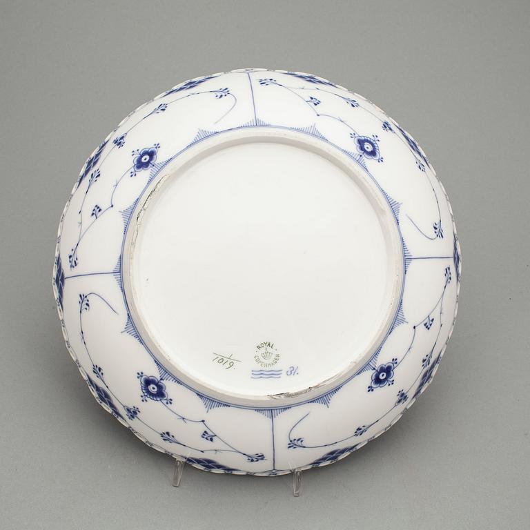 SERVISDELAR, ca 90 delar, porslin, "Musselmalet", Royal Copenhagen.