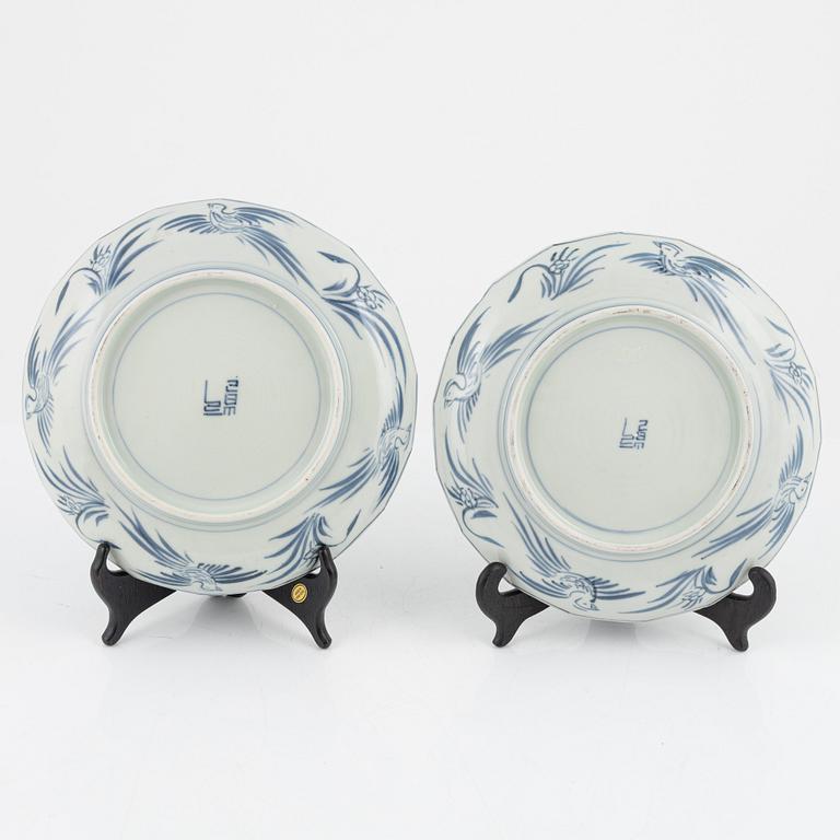A pair of porcleain plates, Japan, 19th century.