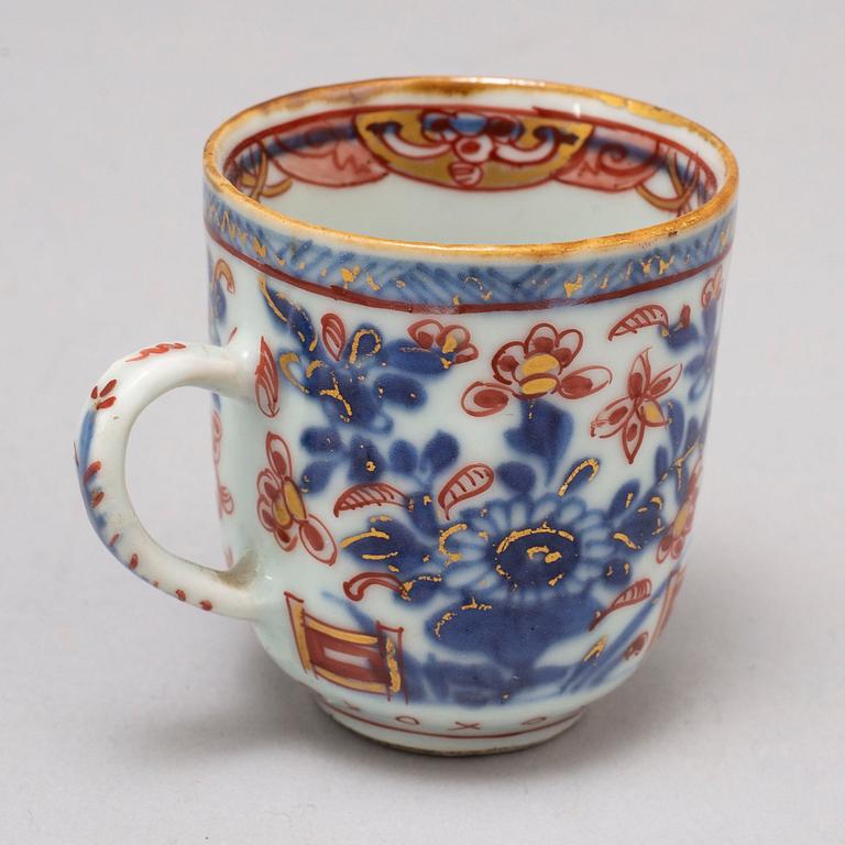 Five (4+1) famille rose and imari cups, Qing dynasty, Qianlong (1736-95).