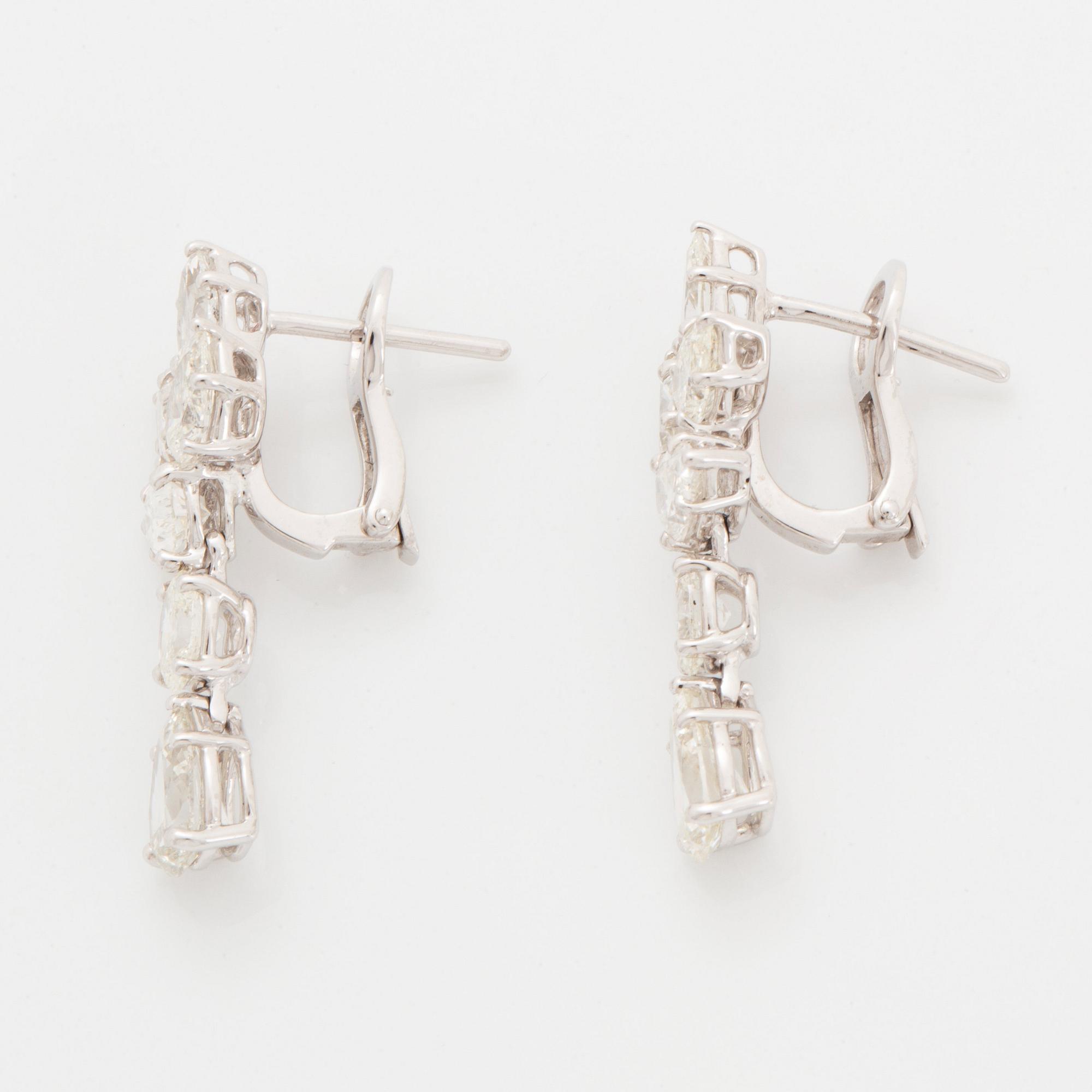 Ett par örhängen 18K vitguld med droppformade och ovala briljantslipade diamanter.