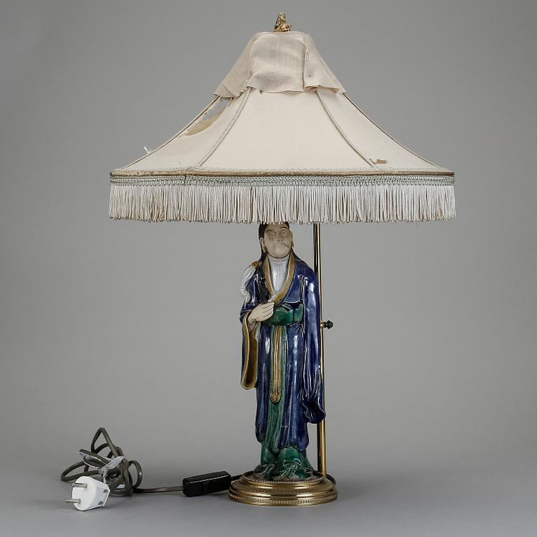 BORDSLAMPA, lergods och mässing, 1900-tal.