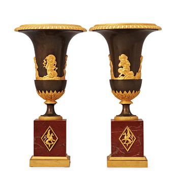 1496. A pair of French Empire early 19th century urns.