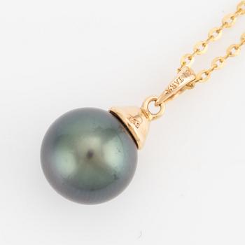 Pendant in 14K gold with cultured Tahitian pearl, with chain.