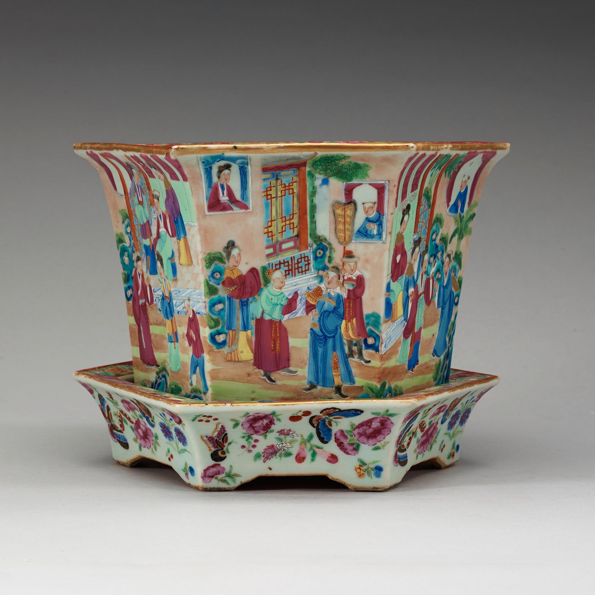 A famille rose flower pot with stand, Qing dysnasty, 19th century.