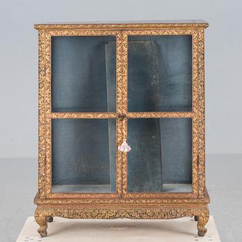 VITRINSKÅP, Asien, 1900-talets första hälft.