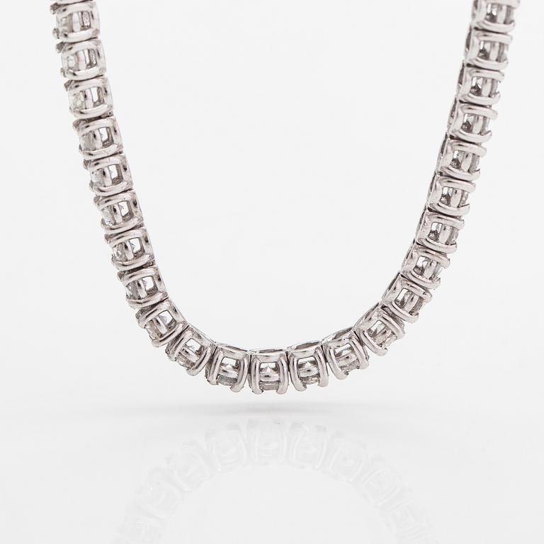 Tenniskaulakoru/-rannekoru, 14K valkokultaa ja timantteja n. 6.96 ct yht. AIG todistuksella.