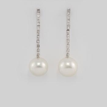 ÖRHÄNGEN, 18K vitguld med prinsesslipade diamanter 0.64 ct samt odlade South Sea pärlor. Vikt 13,1 gram.