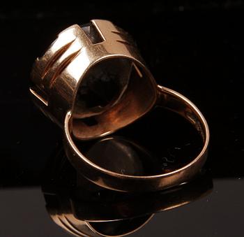 RING, 14 K guld samt röktopas, HJR, Åbo, Finland, 1964.