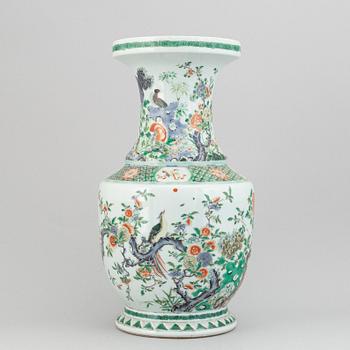 A baluster shaped famille verte porcelain vase. Qing dynasty, late 19th century.