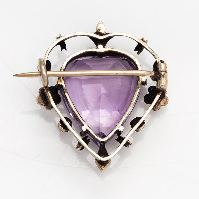 A necklace, bracelet and two brooches in gilded silver and with amethysts and pearls.