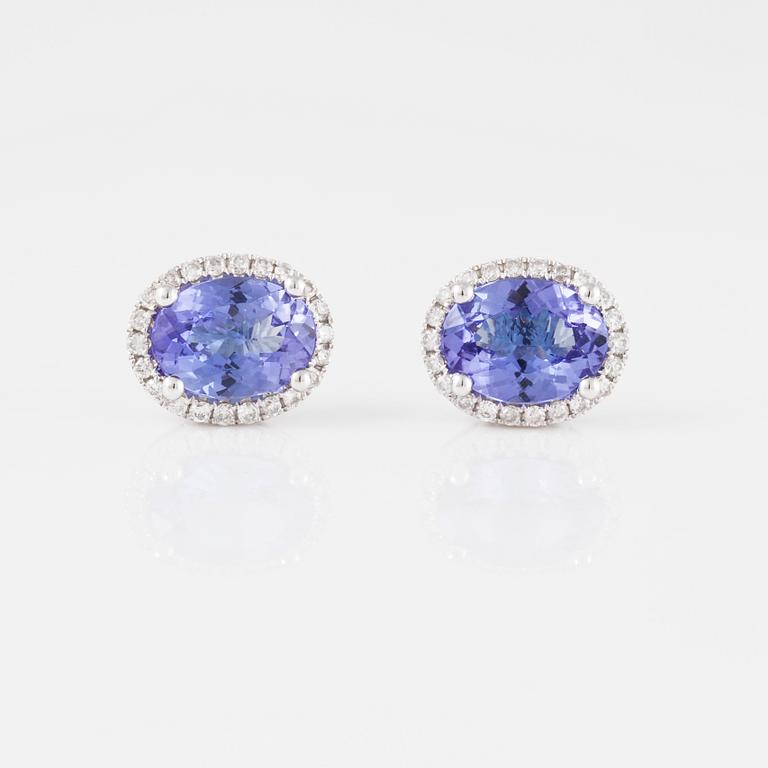 ÖRHÄNGEN,18K vitguld med fasettslipade tanzaniter, ca 2.30 ct och briljantslipade diamanter ca 0.20 ct. Vikt 2,4 gram.