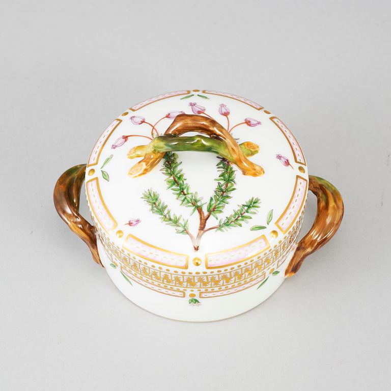 SOCKERSKÅL/LOCKASK/NIPPERASK, porslin, "Flora Danica", Royal Copenhagen, 1900-tal.
