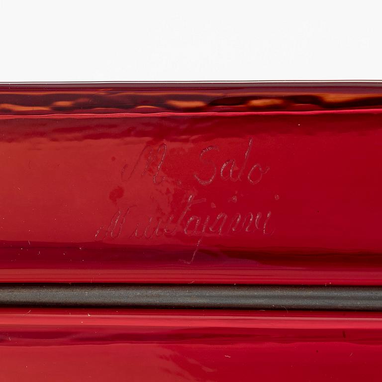 Markku Salo, Glasskulptur,  "Blushes Easily", signerad M. Salo Nuutajärvi.