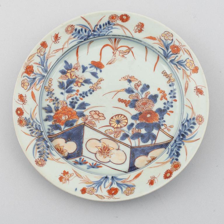 A pair of Japanese Imari plates, Edo, 18th century.