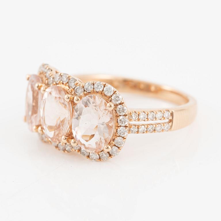 Ring, with oval morganites and brilliant-cut diamonds.