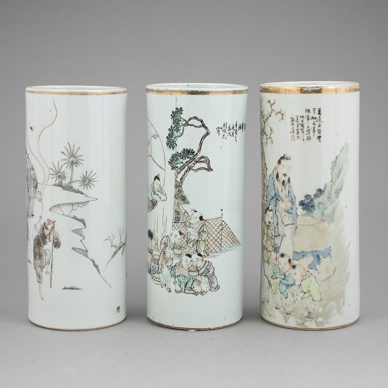 PENSELVASER, porslin, 3 st, 1900-tal, Kina.