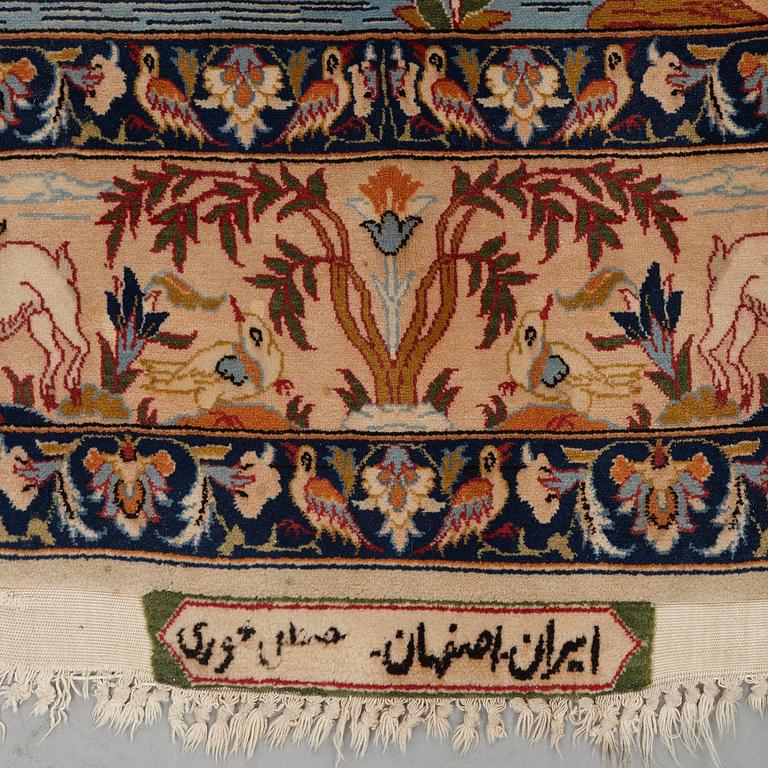 Matto, semi-antique/Old Esfahan figural, signed, ca 154,5 x 106,5 cm ( ca 2,5-3,5 cm flat weave at the ends).