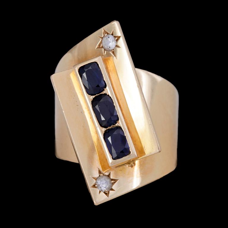 RING, 18k guld, tre blå safirer och två vita stenar. Vikt 16,7g. Hovjuvelerare Gunnar Fahlström, Stockholm, 1964.