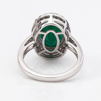 A 14K white gold ring with an emerald ca. 4.57 ct and diamonds ca. 0.38 ct in total. IGI certificate.