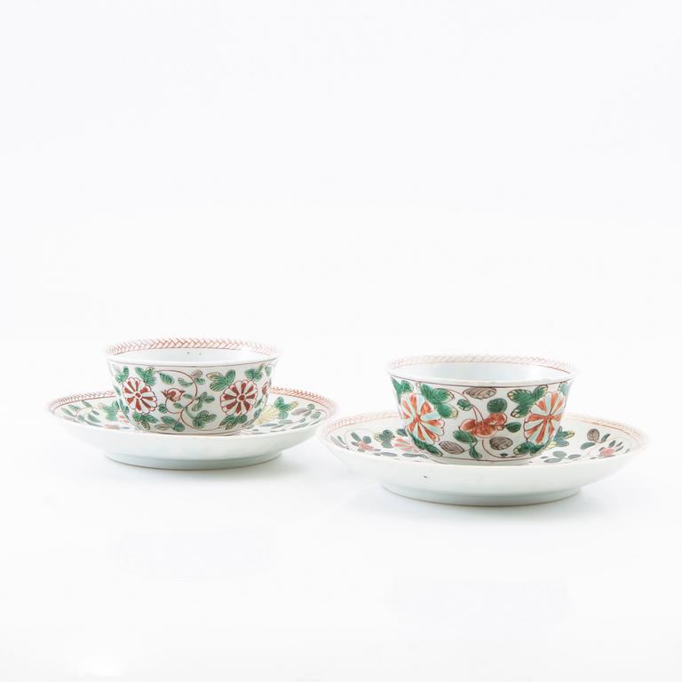 Two famille verte cups with saucers, Qing dynasty, Kangxi (1662-1722).