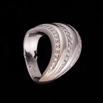 RING, 18K vitguld, diamanter. Vikt ca 9,3 g.