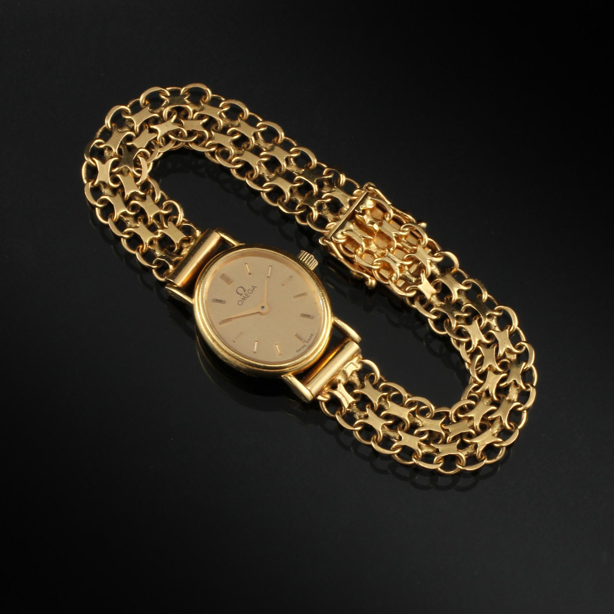 DAMARMBANDSUR, 18 K guld, Omega, omkring 1900-talets mitt. Total vikt 20 g.