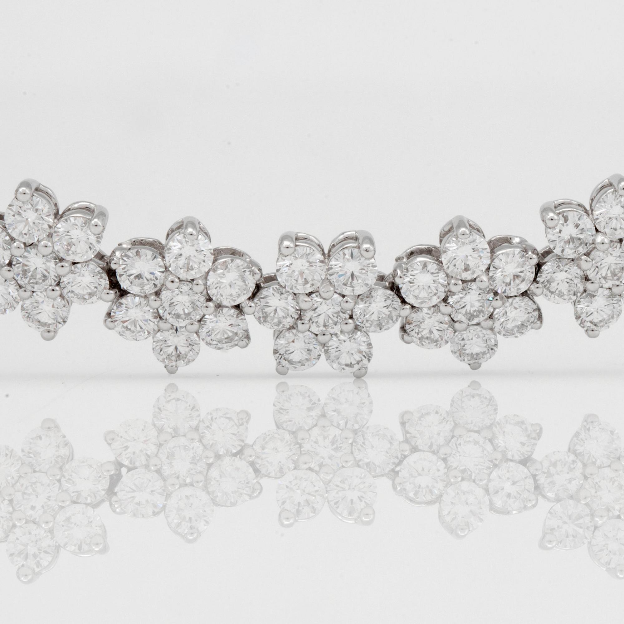 COLLIER med briljantslipade diamanter, totalt 29.90ct. Kvalitet G/VS-SI.