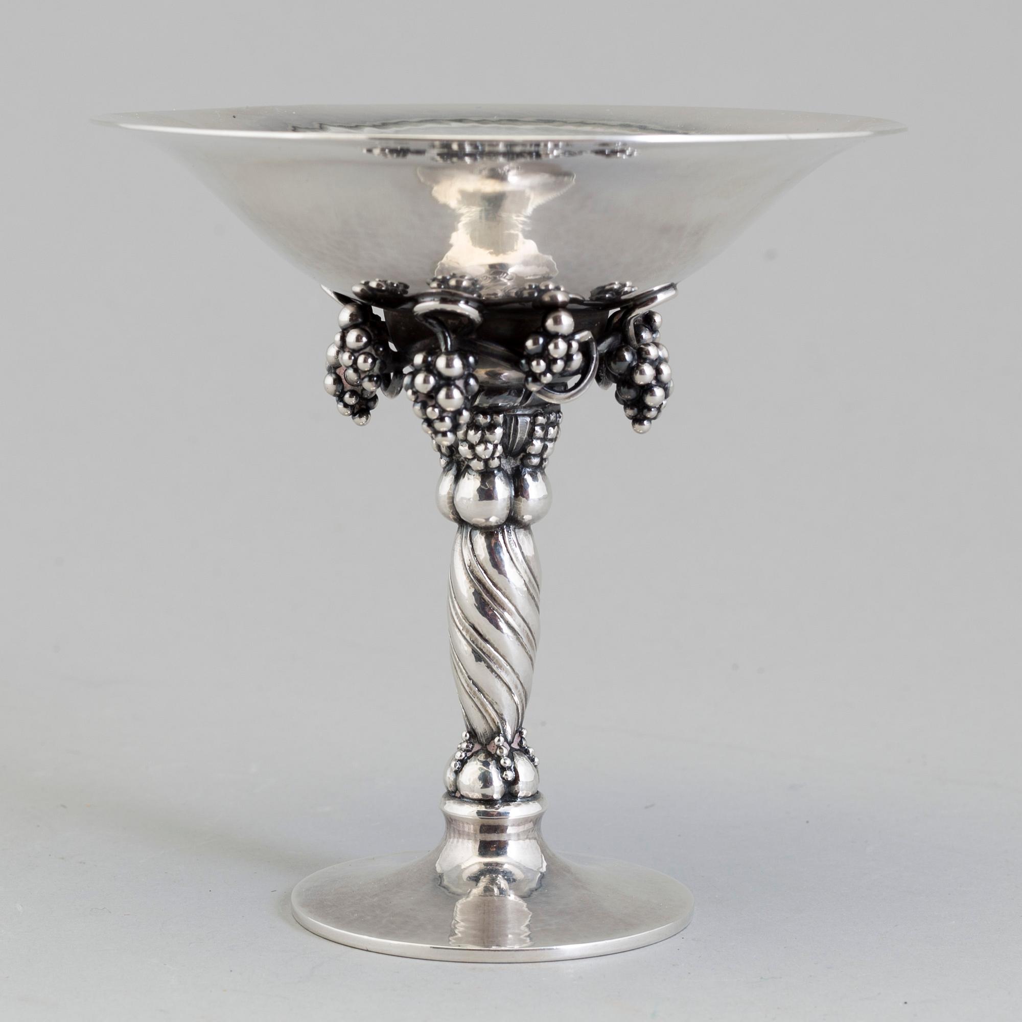 GEORG JENSEN, skål på fot, sterlingsilver, Köpenhamn, design nr 263. Efter 1945. Vikt ca 275 gram.