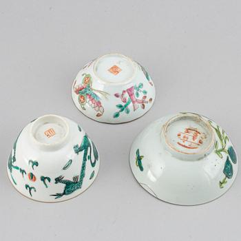 A set of 15 Chinese bowls, 20th Century.