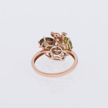 RING, 14K roséguld, diamanter, peridot, moldavit och blå topas. 2000-tal.