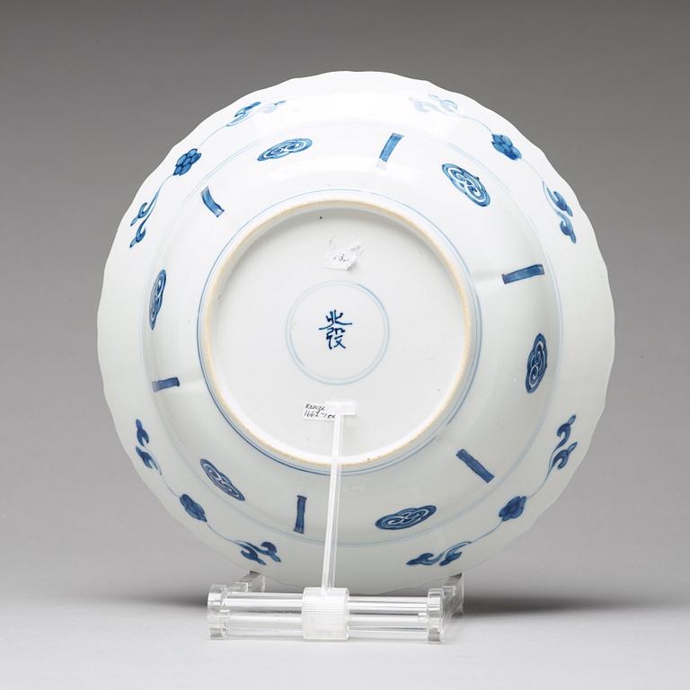 A blue and white deep dish, Qing dynasty, Kangxi (1662-1722).