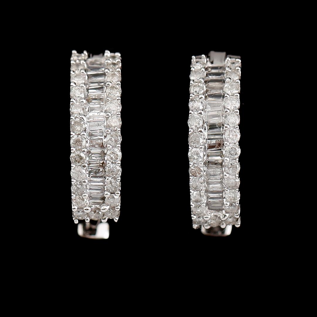 ÖRHÄNGEN, 1 par, 18 k guld, briljant och baguetteslipade diamanter tot ca 0.67 ct.
