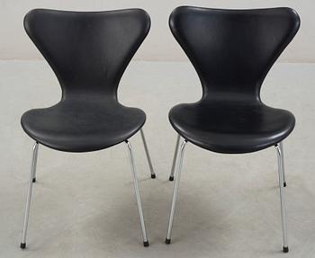 STOLAR, ett par, "Sjuan", Arne Jacobsen, Fritz Hansen, formgiven 1955.