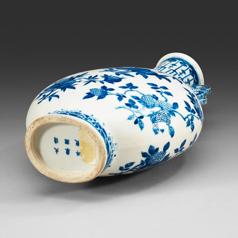 PILGRIMSVAS, porslin. Qing dynastin, 1800-tal med Kangxi sex karaktärers märke.