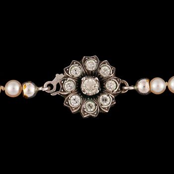 COLLIER, odlade saltvattenspärlor, lås silver med  pastestenar.